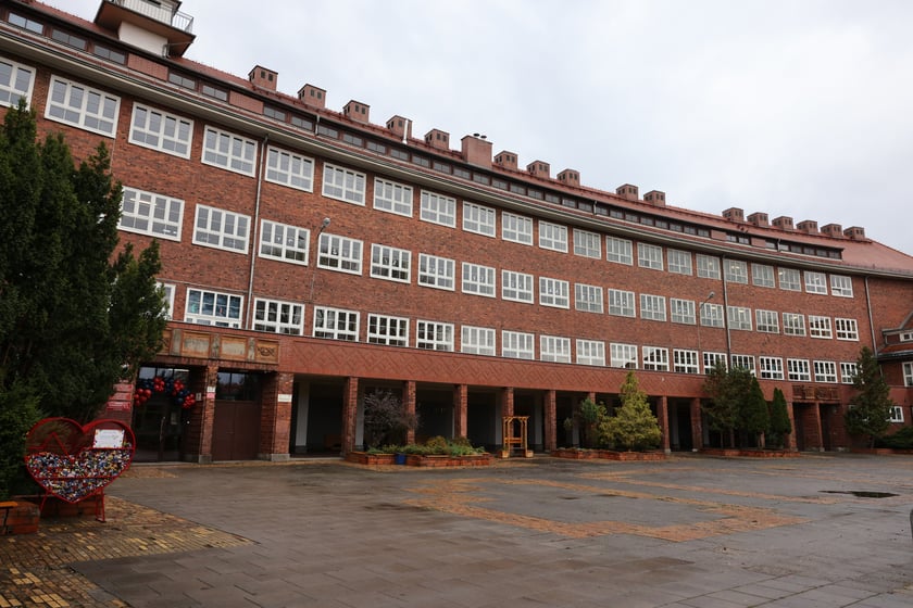 Kroniki szkolne Szkoły Podstawowej nr 45 przy ul. Krajewskiego we Wrocławiu