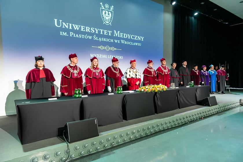 400 absolwentów Wydziału Lekarskiego Uniwersytetu Medycznego we Wrocławiu odebrało dyplomy lekarza