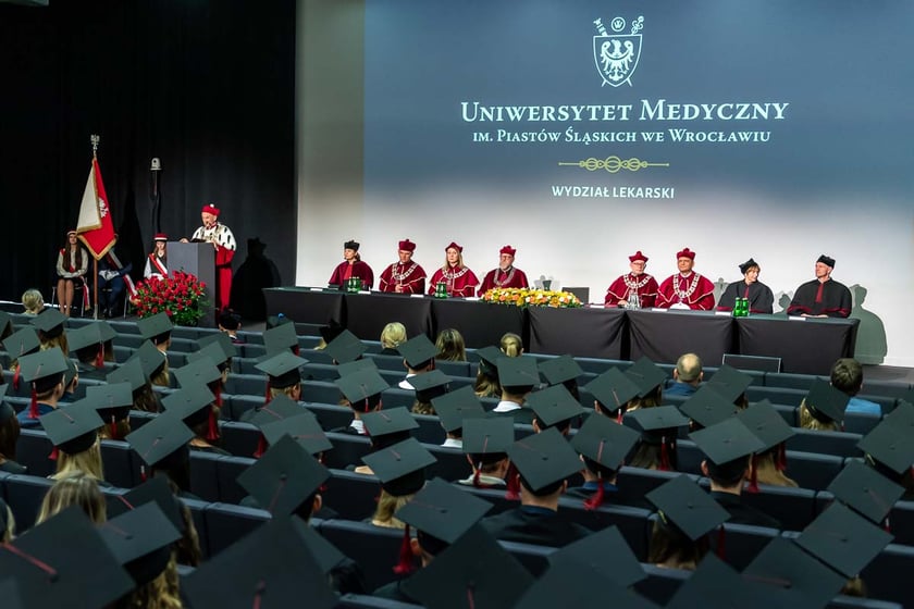 400 absolwentów Wydziału Lekarskiego Uniwersytetu Medycznego we Wrocławiu odebrało dyplomy lekarza
