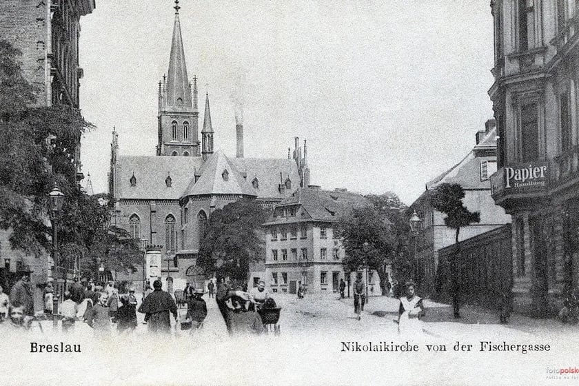 Rok 1908, dawny kości&oacute;ł św. Mikołaja widziany z ul. Rybackiej, lata 20. i 30. XX w.