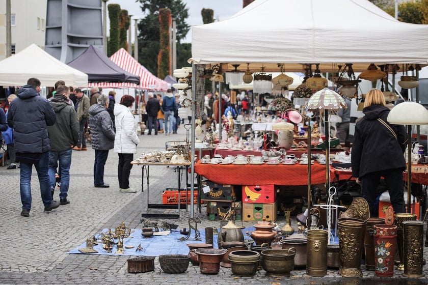 Giełda Staroci pod Iglicą przy Hali Stulecia we Wrocławiu