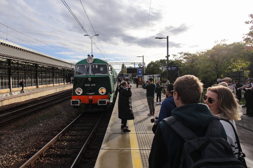 Pociąg retro wyruszył z Wrocławia do Oleśnicy