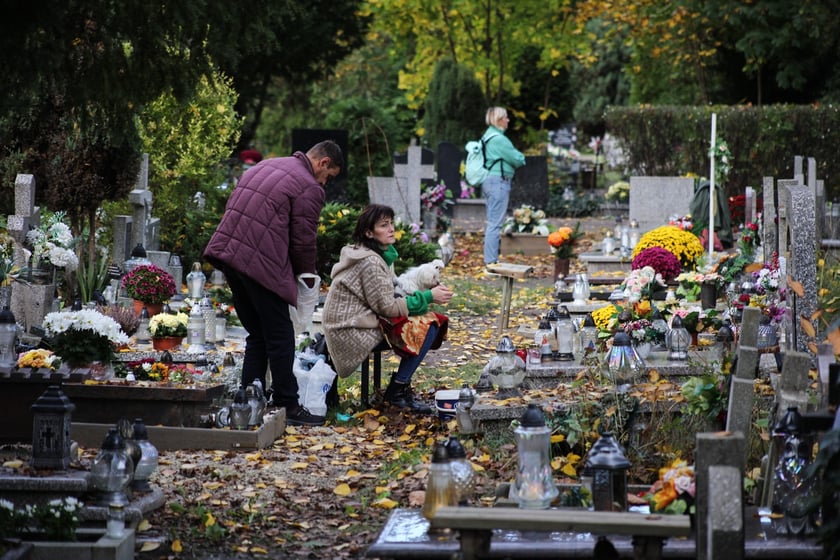 Ostatnie przygotowania do dnia Wszystkich Świętych na cmentarzu Osobowickim
