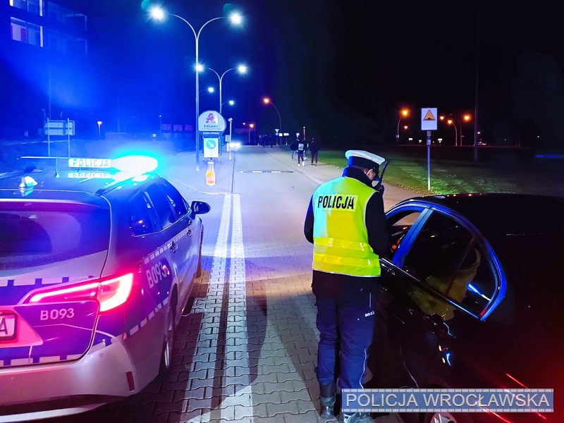 Policyjna kontrola aut na Bielanach Wrocławskich, sobota 28 października 2023