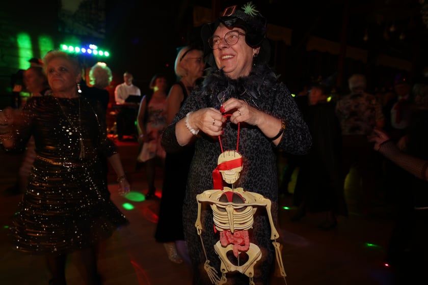 Bal seniorów "Z wizytą u rodziny Addamsów"