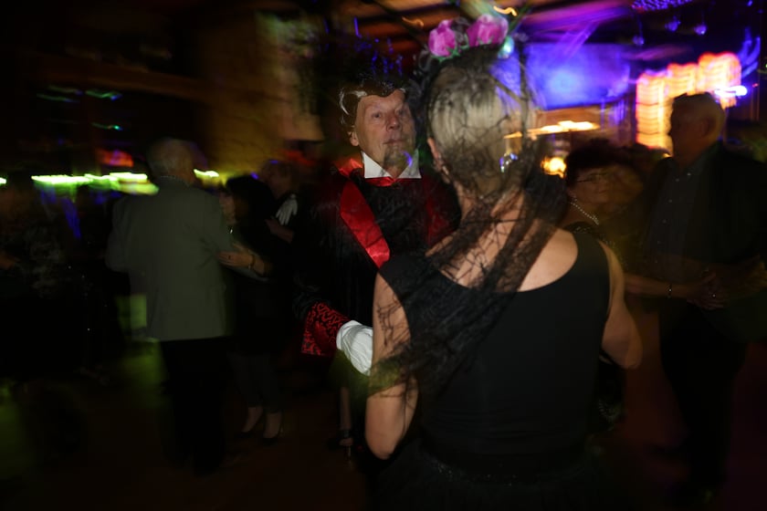 Bal seniorów "Z wizytą u rodziny Addamsów"