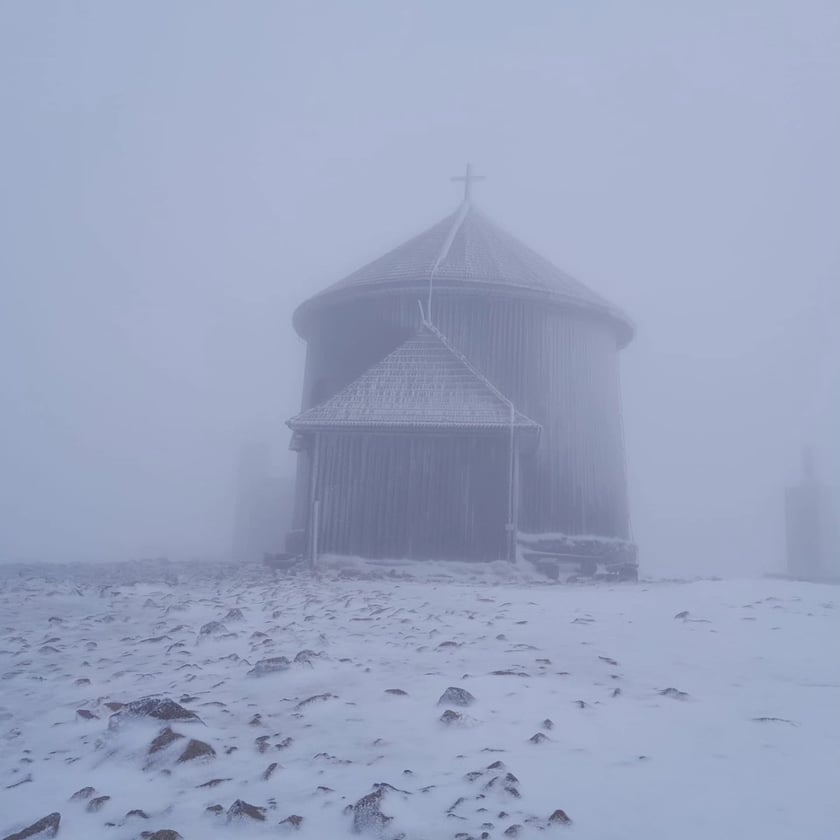 Powiększ obraz: <p>Śnieg w Karkonoszach</p>