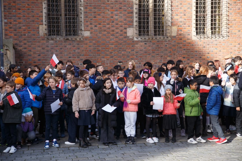 105 dzieci z 23 krajów, na co dzień uczą się w szkole American School of Wroclaw. Zaśpiewały hymn Polski z okazji 105. Rocznicy Niepodległości pod pręgierzem na wrocławskim rynku