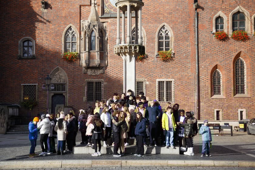 105 dzieci z 23 krajów, na co dzień uczą się w szkole American School of Wroclaw. Zaśpiewały hymn Polski z okazji 105. Rocznicy Niepodległości pod pręgierzem na wrocławskim rynku