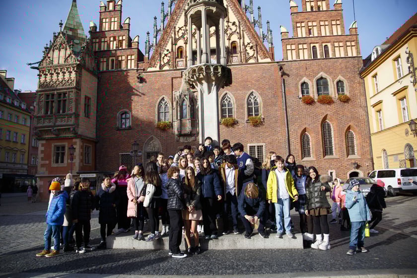 105 dzieci z 23 krajów, na co dzień uczą się w szkole American School of Wroclaw. Zaśpiewały hymn Polski z okazji 105. Rocznicy Niepodległości pod pręgierzem na wrocławskim rynku