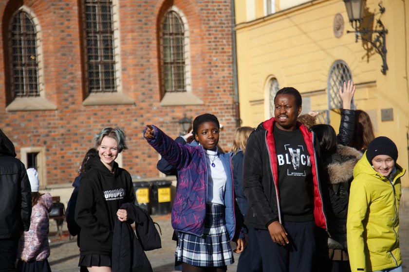 105 dzieci z 23 krajów, na co dzień uczą się w szkole American School of Wroclaw. Zaśpiewały hymn Polski z okazji 105. Rocznicy Niepodległości pod pręgierzem na wrocławskim rynku