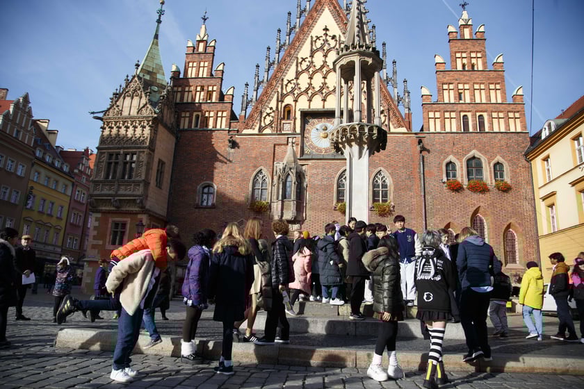 105 dzieci z 23 krajów, na co dzień uczą się w szkole American School of Wroclaw. Zaśpiewały hymn Polski z okazji 105. Rocznicy Niepodległości pod pręgierzem na wrocławskim rynku