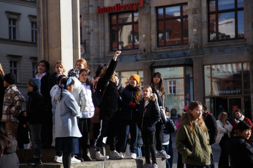 105 dzieci z 23 krajów, na co dzień uczą się w szkole American School of Wroclaw. Zaśpiewały hymn Polski z okazji 105. Rocznicy Niepodległości pod pręgierzem na wrocławskim rynku