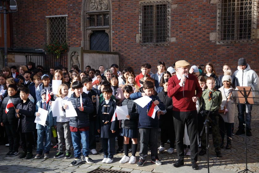 105 dzieci z 23 krajów, na co dzień uczą się w szkole American School of Wroclaw. Zaśpiewały hymn Polski z okazji 105. Rocznicy Niepodległości pod pręgierzem na wrocławskim rynku