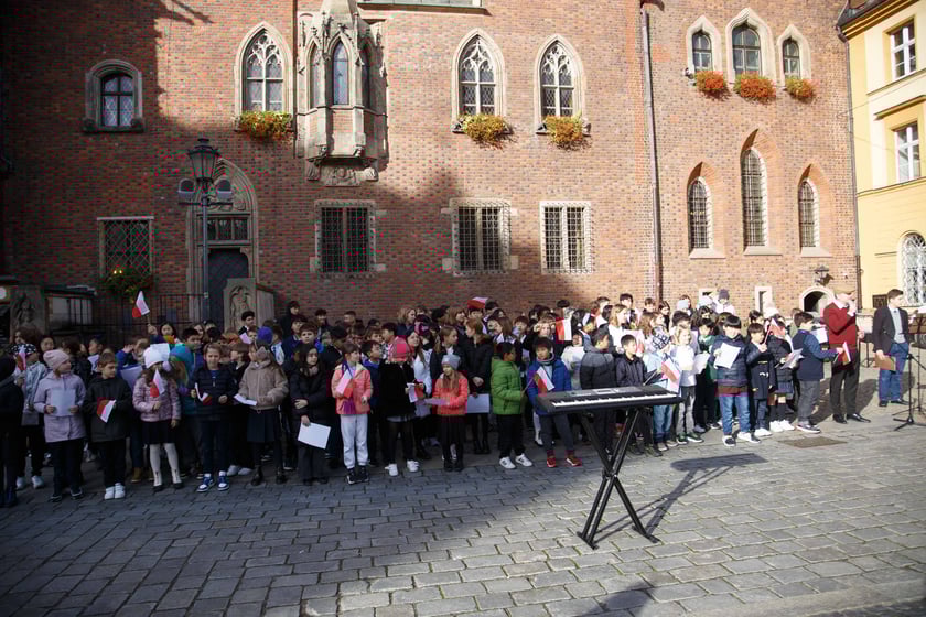 105 dzieci z 23 krajów, na co dzień uczą się w szkole American School of Wroclaw. Zaśpiewały hymn Polski z okazji 105. Rocznicy Niepodległości pod pręgierzem na wrocławskim rynku