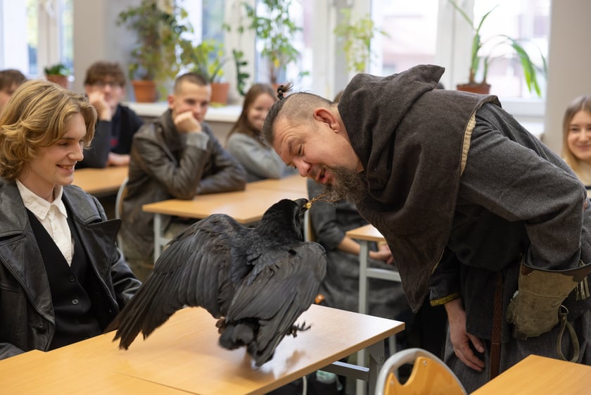Uczniów IV LO odwiedza kruk - Ronin