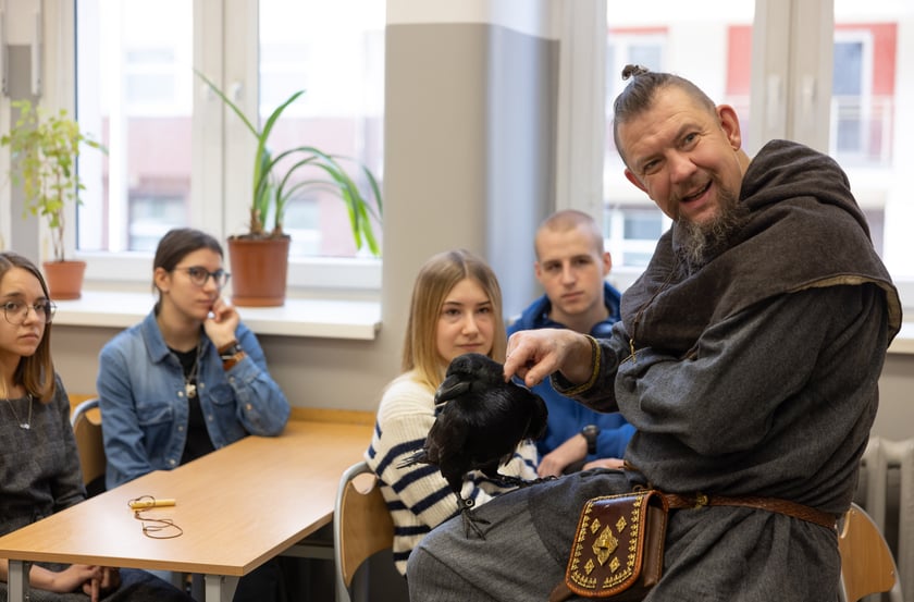 Uczniów IV LO odwiedza kruk - Ronin