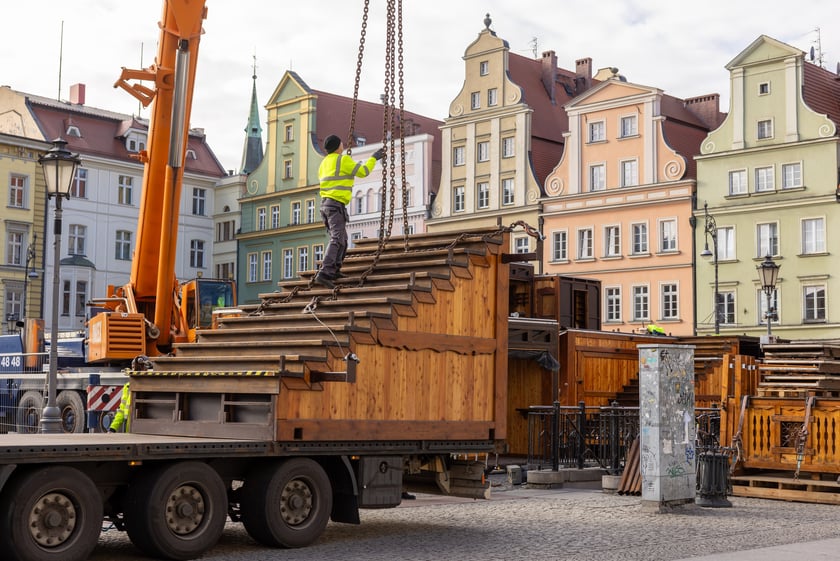 Budowa jarmarku na wrocławskim Rynku