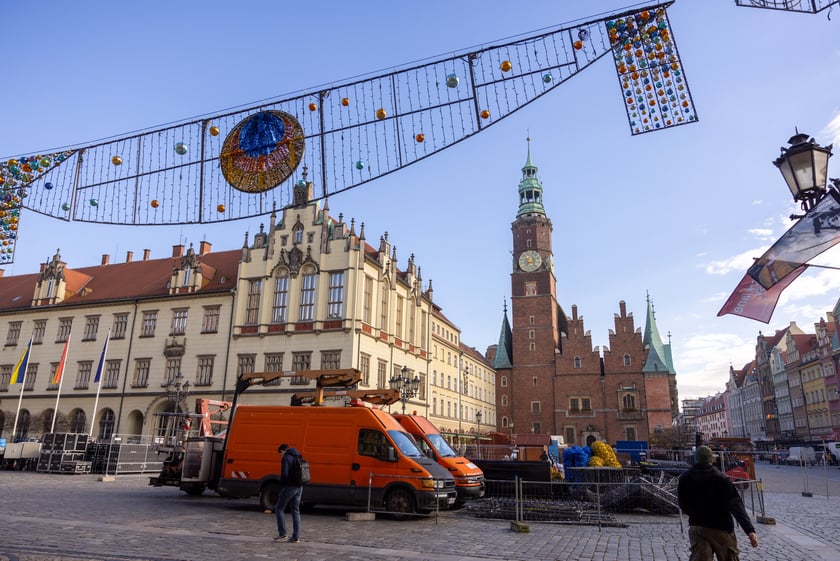 Budowa jarmarku na wrocławskim Rynku