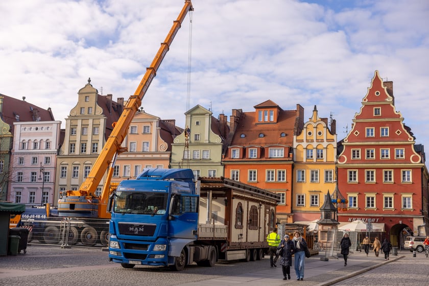 Budowa jarmarku na wrocławskim Rynku