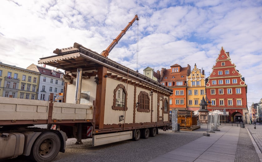 Budowa jarmarku na wrocławskim Rynku