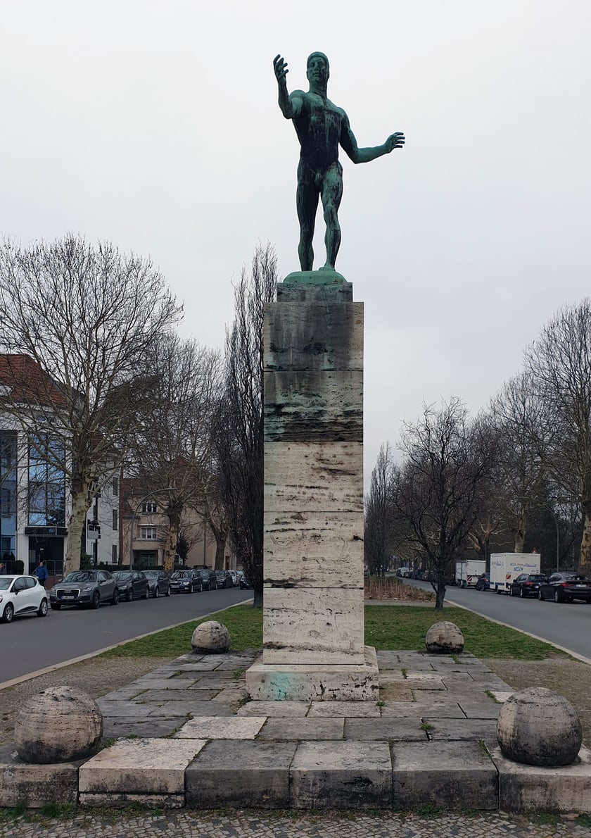 Rzeźba Zapaśnik stworzona przez Lederera w 1908 roku. W 1926 roku stanęła na Raußendorffplatz w Berlinie.