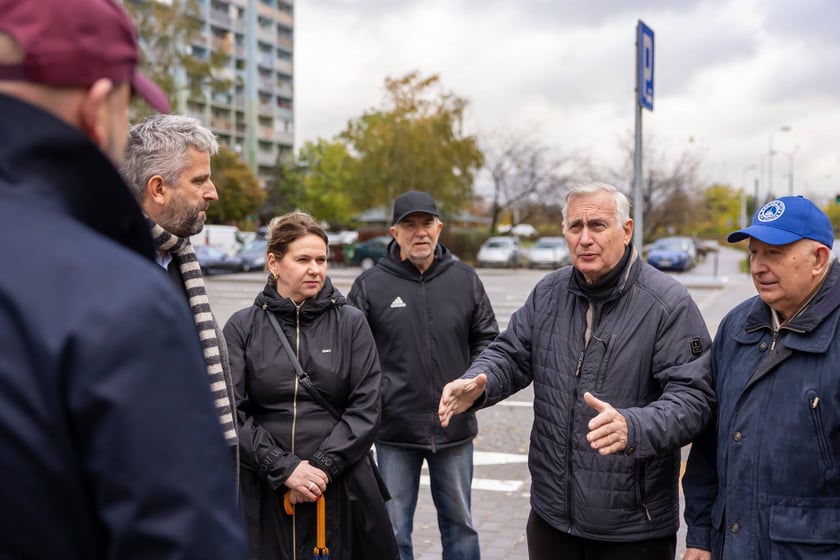 Nowy parking przy ul. Krynickiej na Gaju został otwarty i oddany do użytku mieszkańcom.