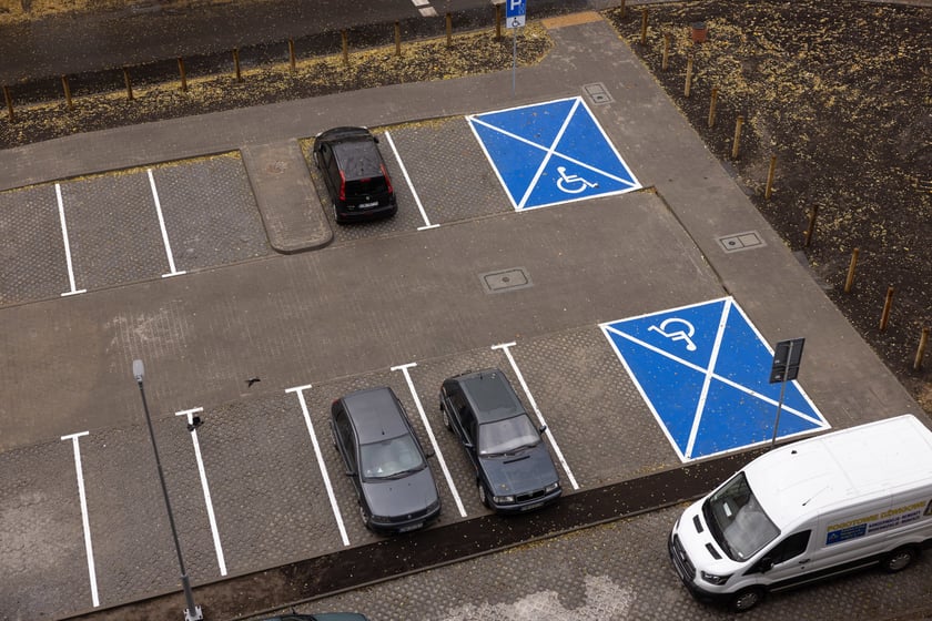 Nowy parking przy ul. Krynickiej na Gaju został otwarty i oddany do użytku mieszkańcom.