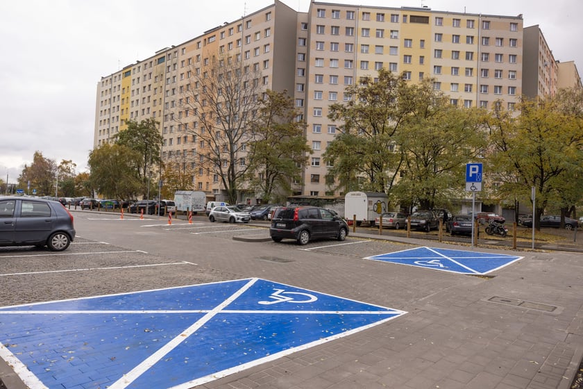 Nowy parking przy ul. Krynickiej na Gaju został otwarty i oddany do użytku mieszkańcom.
