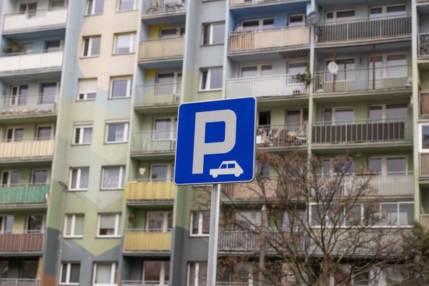 Nowy parking przy ul. Krynickiej na Gaju został otwarty i oddany do użytku mieszkańcom.