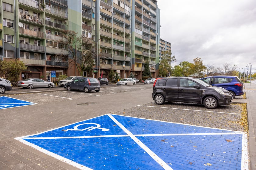 Nowy parking przy ul. Krynickiej na Gaju został otwarty i oddany do użytku mieszkańcom.