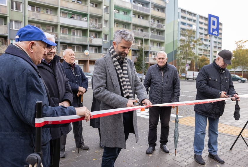 Nowy parking przy ul. Krynickiej na Gaju został otwarty i oddany do użytku mieszkańcom.