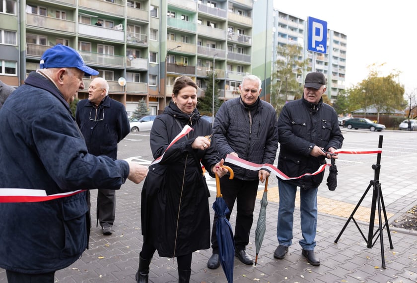Nowy parking przy ul. Krynickiej na Gaju został otwarty i oddany do użytku mieszkańcom.