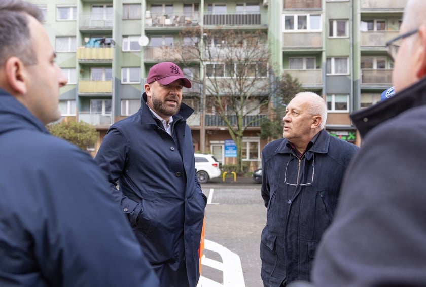 Nowy parking przy ul. Krynickiej na Gaju został otwarty i oddany do użytku mieszkańcom.