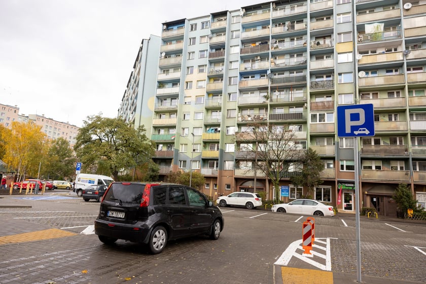 Nowy parking przy ul. Krynickiej na Gaju został otwarty i oddany do użytku mieszkańcom.