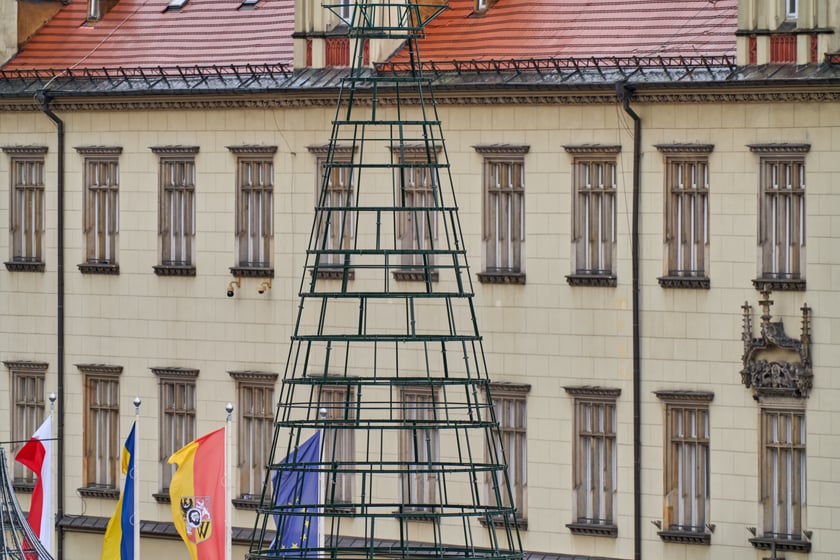 Montaż choinki na wrocławskim Rynku