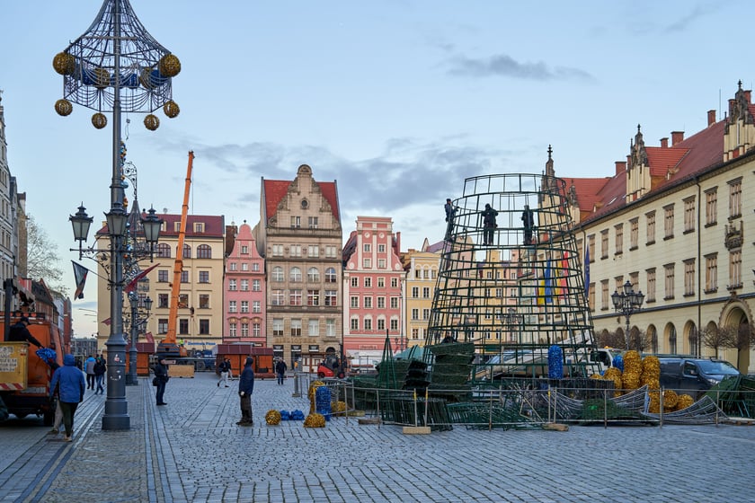 Montaż choinki na wrocławskim Rynku
