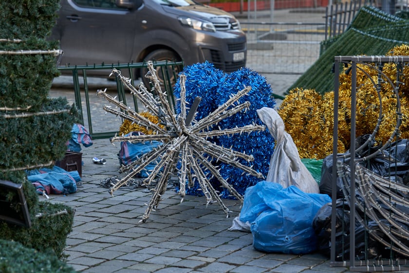 Montaż choinki na wrocławskim Rynku