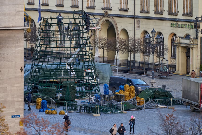 Montaż choinki na wrocławskim Rynku