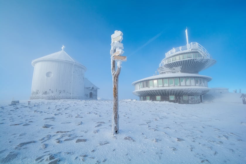 Schronisko na Śnieżce podczas zimy