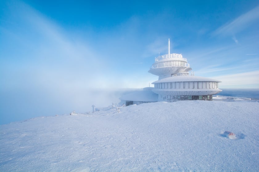 Schronisko na Śnieżce podczas zimy