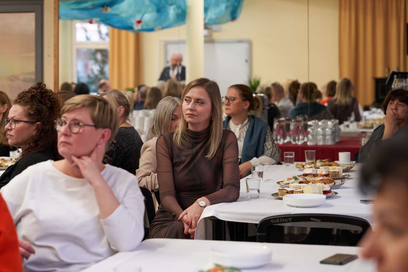 Pracownicy Miejskiego Ośrodka Pomocy Społecznej odbierają nagrody podczas uroczystości zorganizowanej z okazji ich święta.