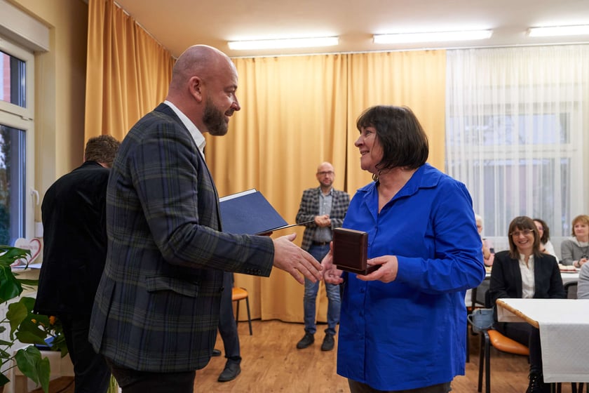 Pracownicy Miejskiego Ośrodka Pomocy Społecznej odbierają nagrody podczas uroczystości zorganizowanej z okazji ich święta.