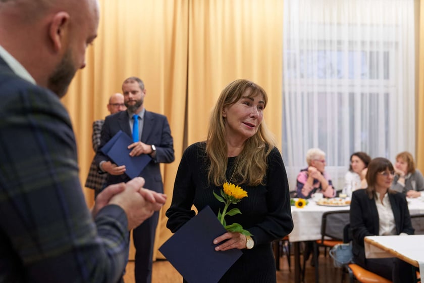 Pracownicy Miejskiego Ośrodka Pomocy Społecznej odbierają nagrody podczas uroczystości zorganizowanej z okazji ich święta.