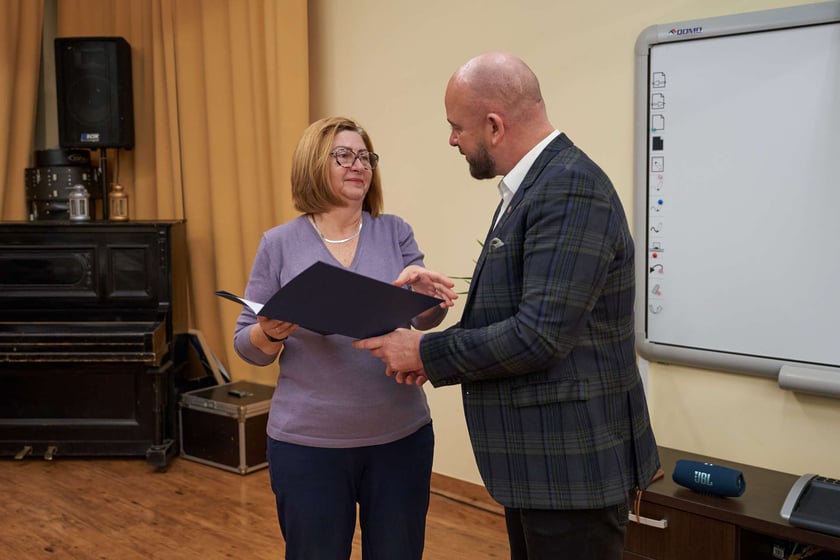 Pracownicy Miejskiego Ośrodka Pomocy Społecznej odbierają nagrody podczas uroczystości zorganizowanej z okazji ich święta.