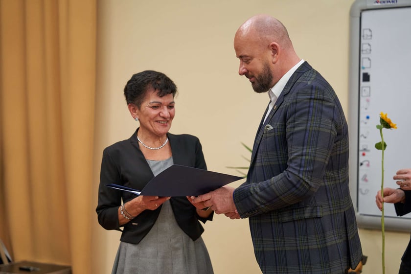Pracownicy Miejskiego Ośrodka Pomocy Społecznej odbierają nagrody podczas uroczystości zorganizowanej z okazji ich święta.