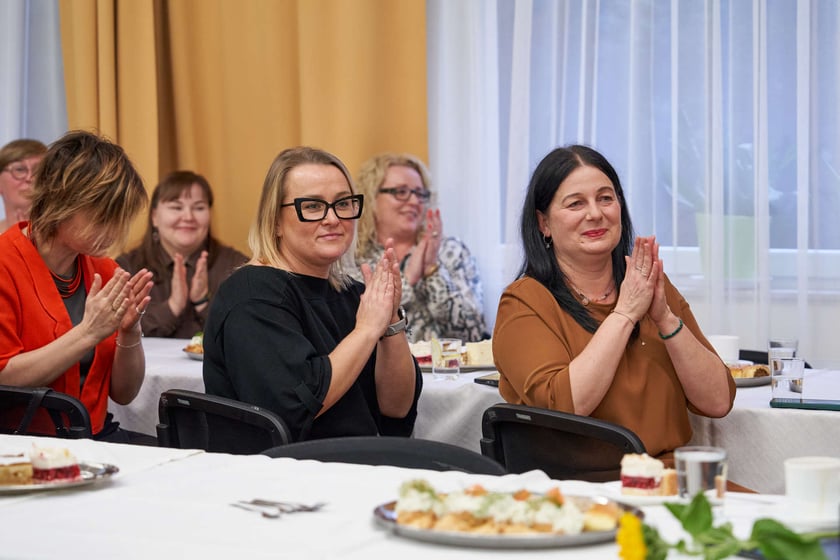Pracownicy Miejskiego Ośrodka Pomocy Społecznej odbierają nagrody podczas uroczystości zorganizowanej z okazji ich święta.