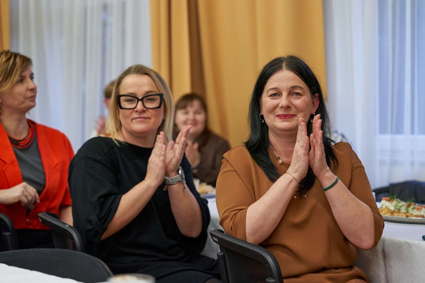 Pracownicy Miejskiego Ośrodka Pomocy Społecznej odbierają nagrody podczas uroczystości zorganizowanej z okazji ich święta.