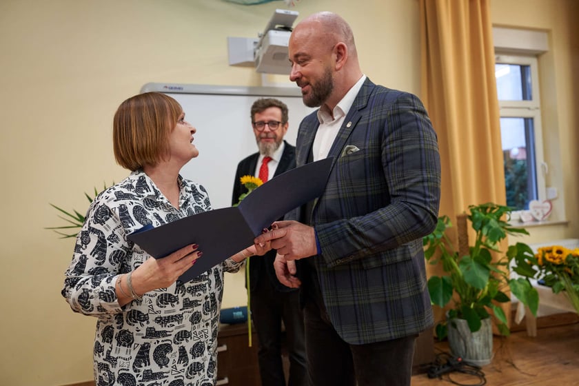 Pracownicy Miejskiego Ośrodka Pomocy Społecznej odbierają nagrody podczas uroczystości zorganizowanej z okazji ich święta.
