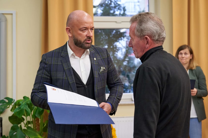 Pracownicy Miejskiego Ośrodka Pomocy Społecznej odbierają nagrody podczas uroczystości zorganizowanej z okazji ich święta.